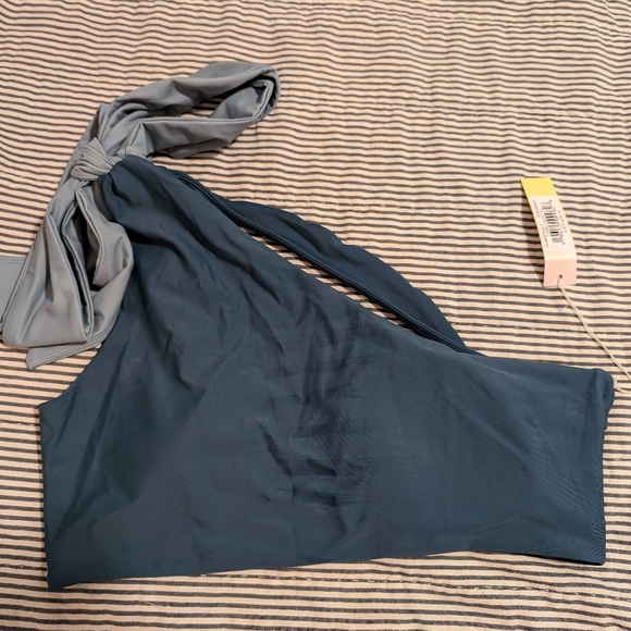 NWT Bow-Shoulder Ruched Sidestroke Bikini Top - Picture 2 of 3